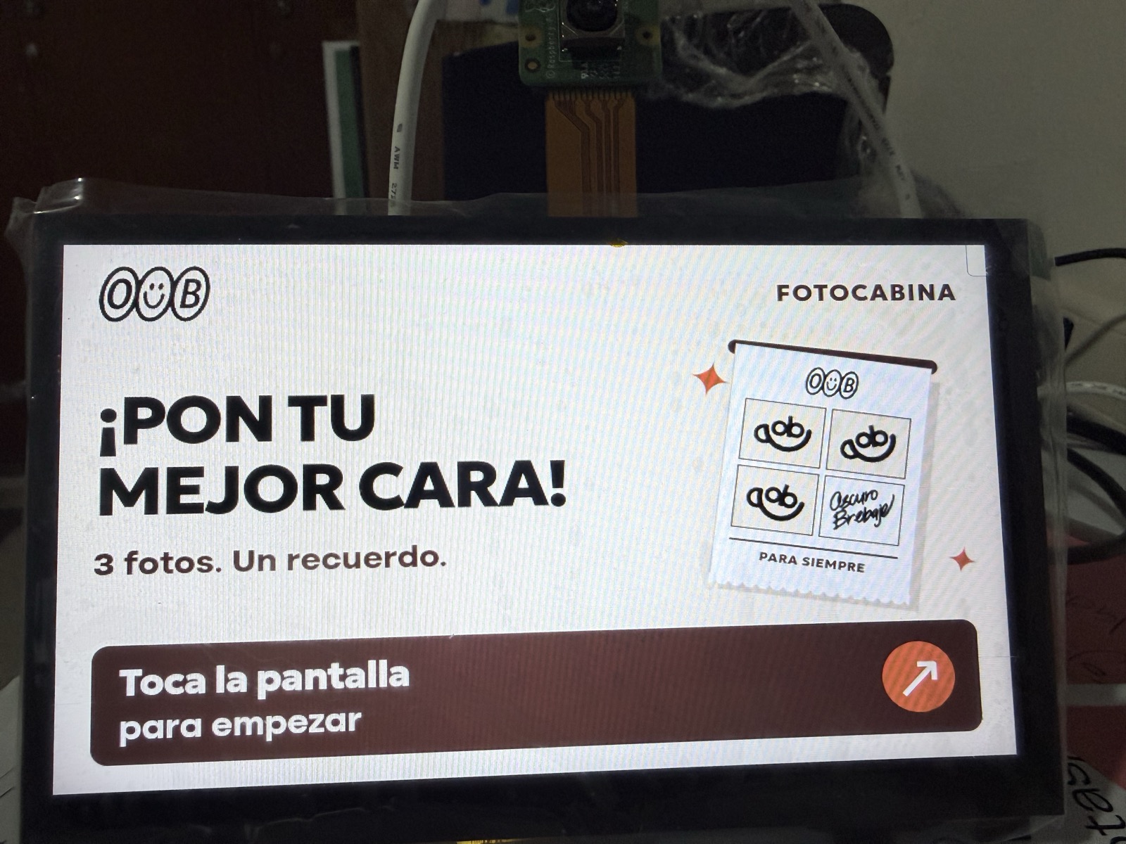 Pantalla y cámara de la fotocabina durante una prueba de montaje.